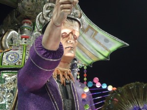 Um dos carros alegóricos da  Mocidade e seu símbolo alado 