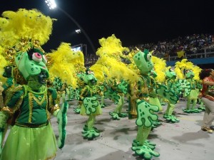 Vestidos de sapinhos os integrantes da mocidade nos faziam sonhar