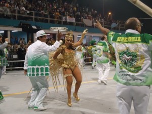 Viviane Araújo cheia de charme pela Mancha Verde 