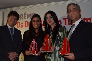 Rafaela Marques, do Beto Carrero ai centro, com Luciana Fernandes, da Empetur e mais dois agraciados da noite