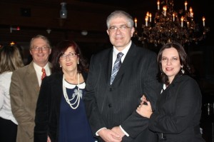 Mariuccia Ancona (de azul) e Luis Fernando Destro, representantes da Croácia no Brasil