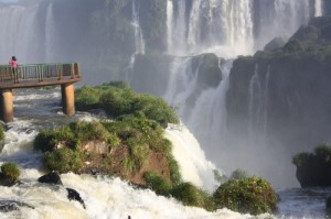 Passarelas suspensas permite que se chegue até bem perto das Cataratas
