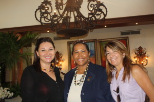 Resort Casa de Campo (Da esquerda): Tina Fanjul, consultora imobiliária; Sarah Pelegrin, Gerente de Relações Públicas; e outra consultora imobiliária do grupo que receberam os jornalistas nas mansões em exposição