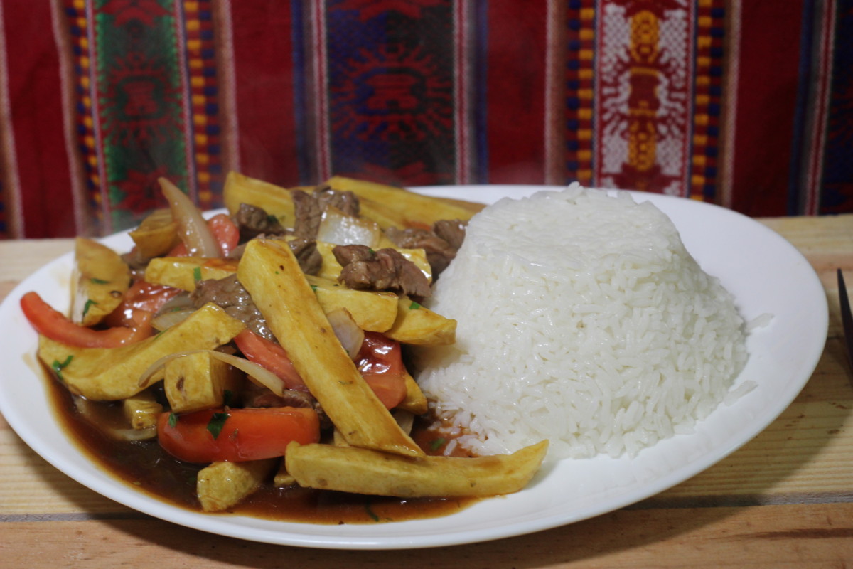 Lomo Saltado Lomo Saltado com Arroz, excelente opção