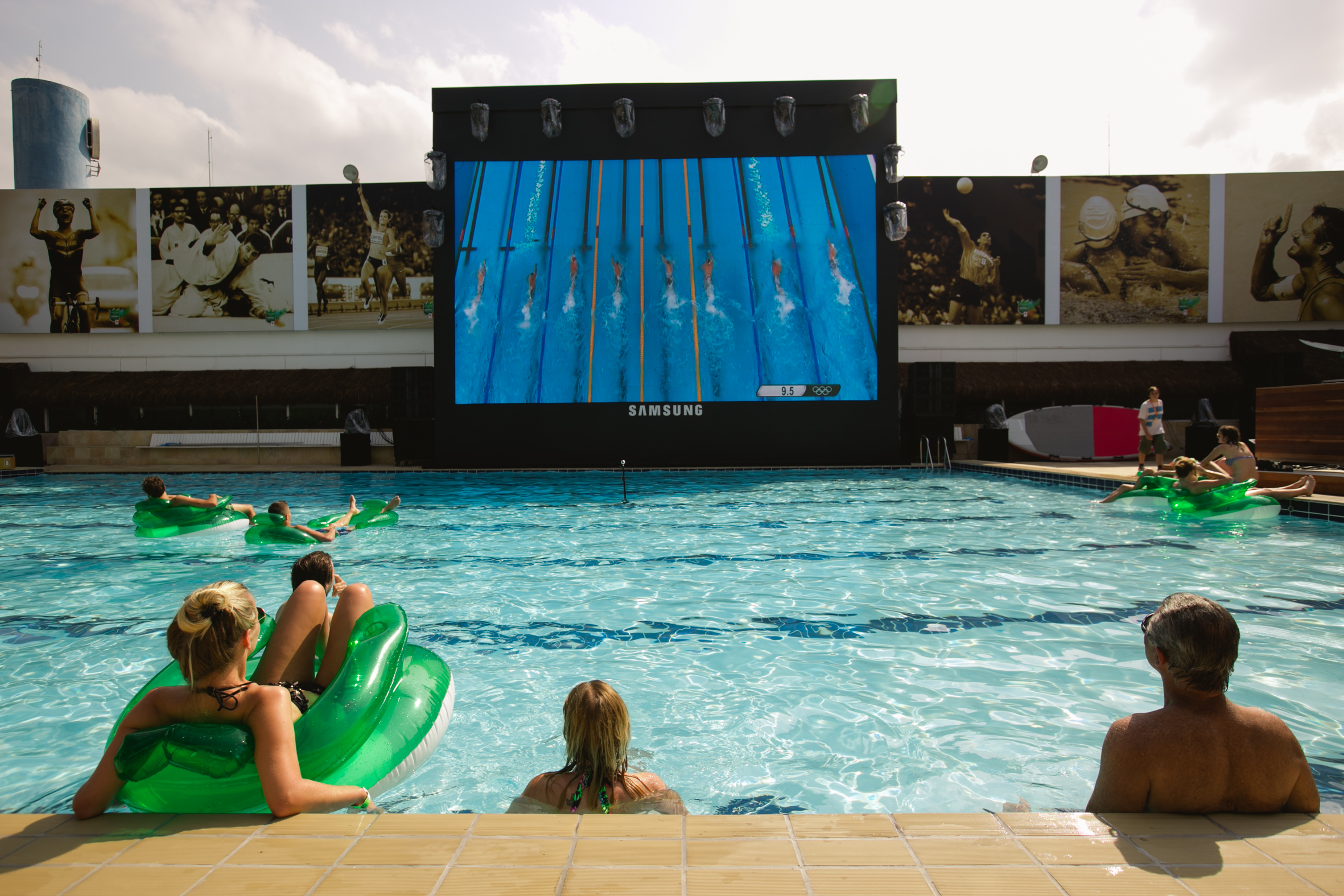 Casa da Holanda Assistir aos jogos nessa piscina maravilhosa é uma excelente opção nos dias quentes