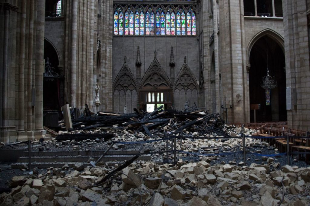 trabalho-de-reconstrucao-e-retomado-na-catedral-de-notre-dame-apos-pausa-por-coronavirus