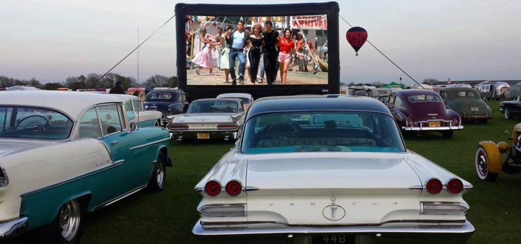 cinema-drive-in-de-dubai-tem-porsches-pipoca-e-distanciamento-social