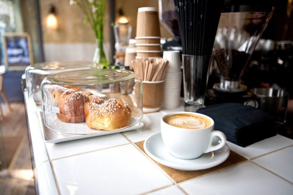chuva-agrava-situacao-dos-cafes-de-paris-atingidos-pela-pandemia