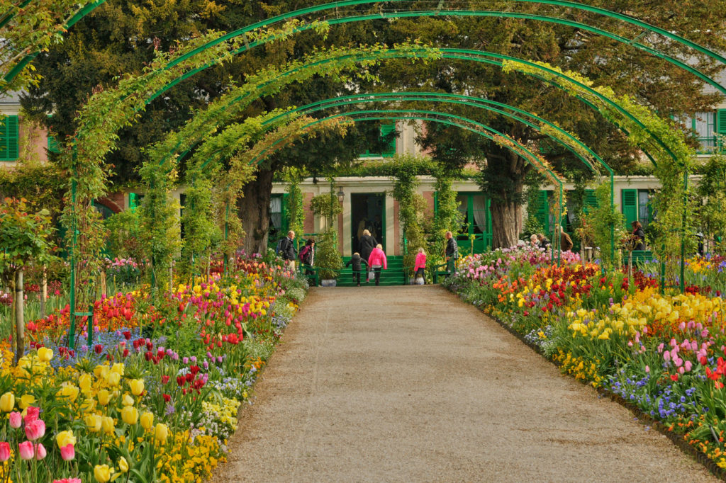 moradores-da-normandia-passeiam-pelos-jardins-de-monet