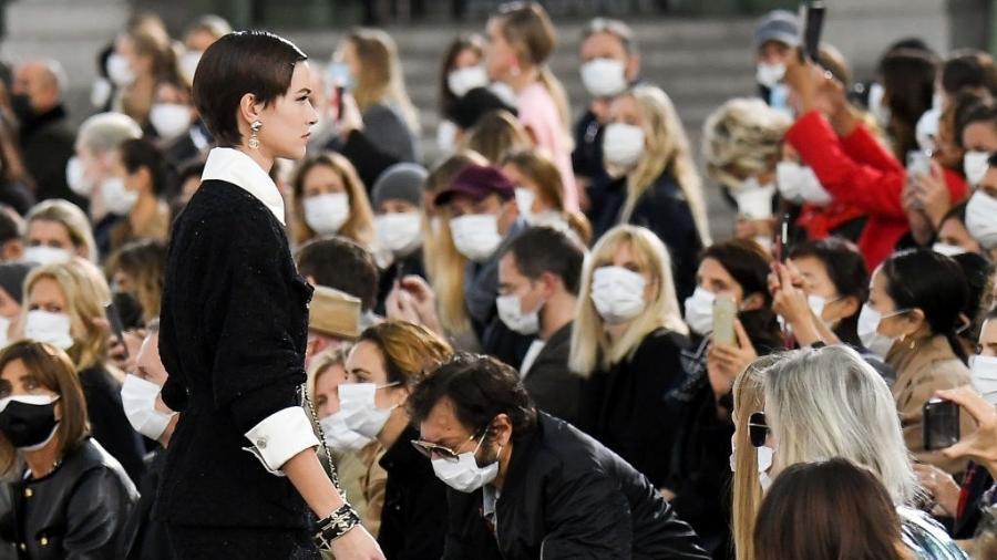 Com criatividade e muitos vídeos, Paris começa desfiles da alta-costura tentando driblar a pandemia 