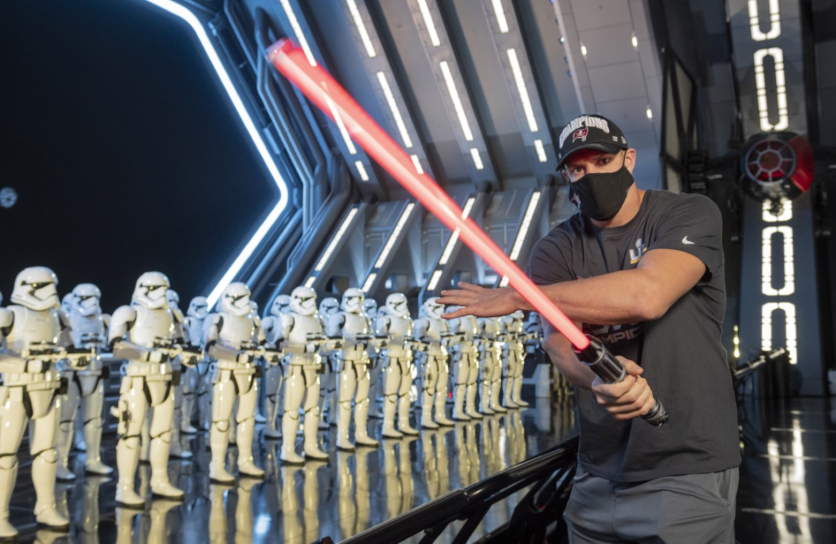Astro do Super Bowl, Rob Gronkowski, comemora vitória do Tampa Bay Buccaneers no Walt Disney World Resort