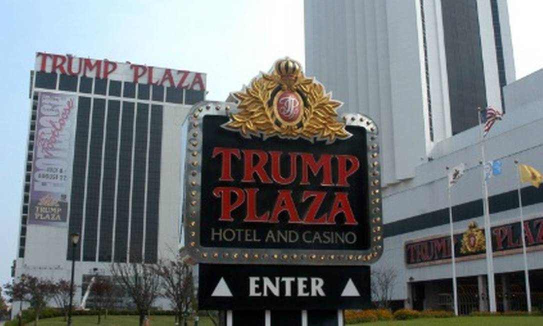 Trump Plaza Hotel and Casino em Atlantic City implode em demolição planejada