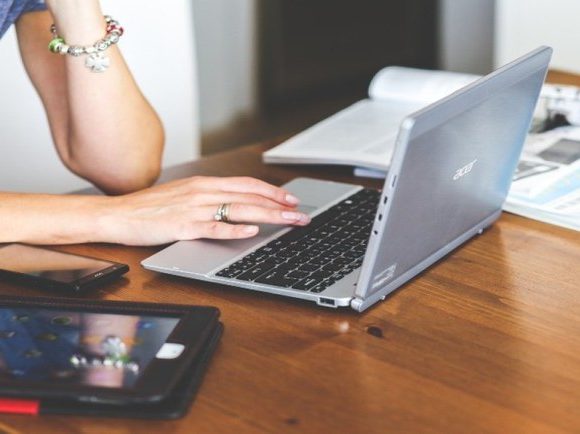 Online: cursos de inglês e espanhol gratuitos para guias de turismo e condutores