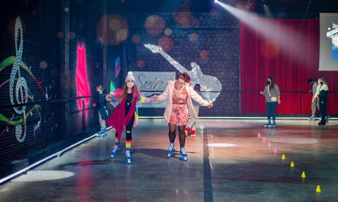 Gramado inaugura maior rinque de patinação do estado