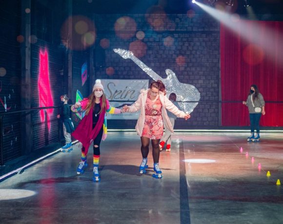 Gramado inaugura maior rinque de patinação do estado