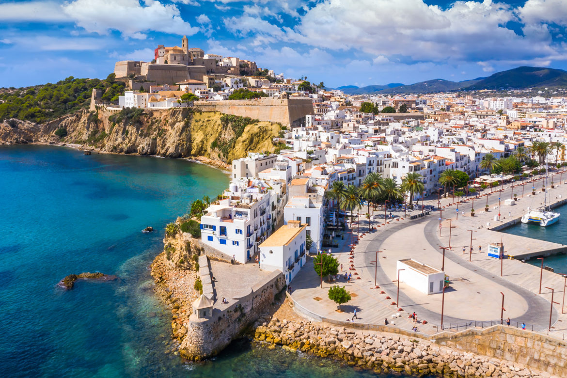 Detetives disfarçados estão ajudando a impedir festas ilegais em Ibiza