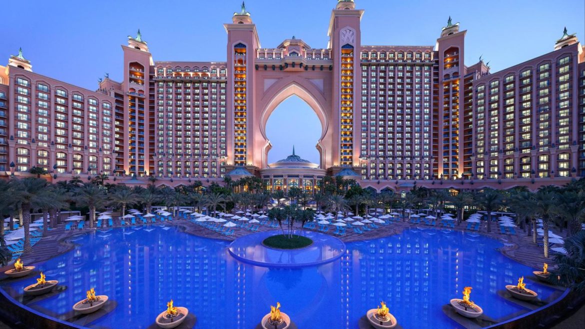 Hotel em Dubai atingiu o recorde mundial do Guinness para a maior pirâmide de taça de champanhe