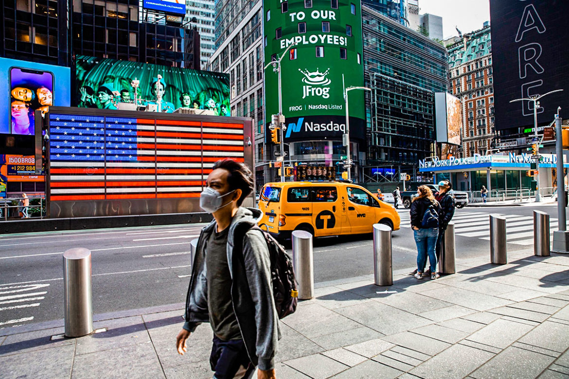 Estado de NY suspende obrigatoriedade do uso de máscaras em locais fechados 