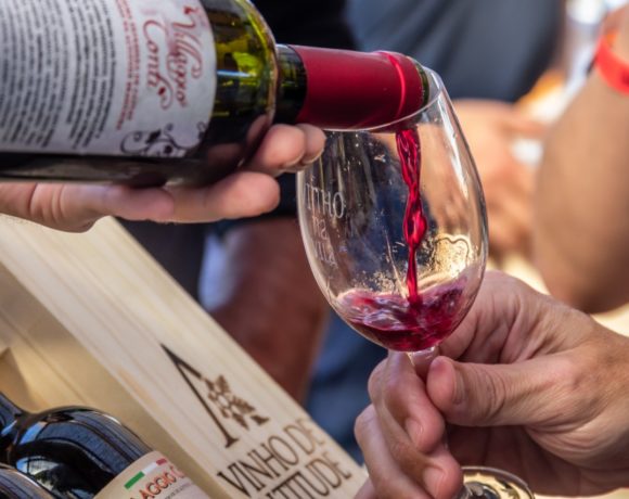 Que tal uma taça de vinho ao ar livre?