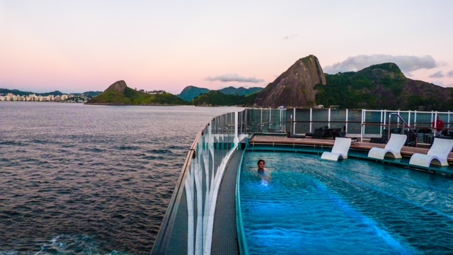 Piscina de borda infinita localizada no deck 8.